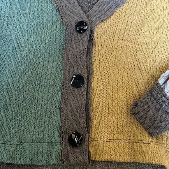 BUCKETLIST Cropped Color-block Sweater - Picture 2 of 5